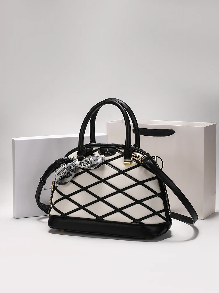 

Niche and Luxury Shell Bag with Delicate Decoration Printing Stripe Women's Popular and Versatile Handheld Crossbody Bag