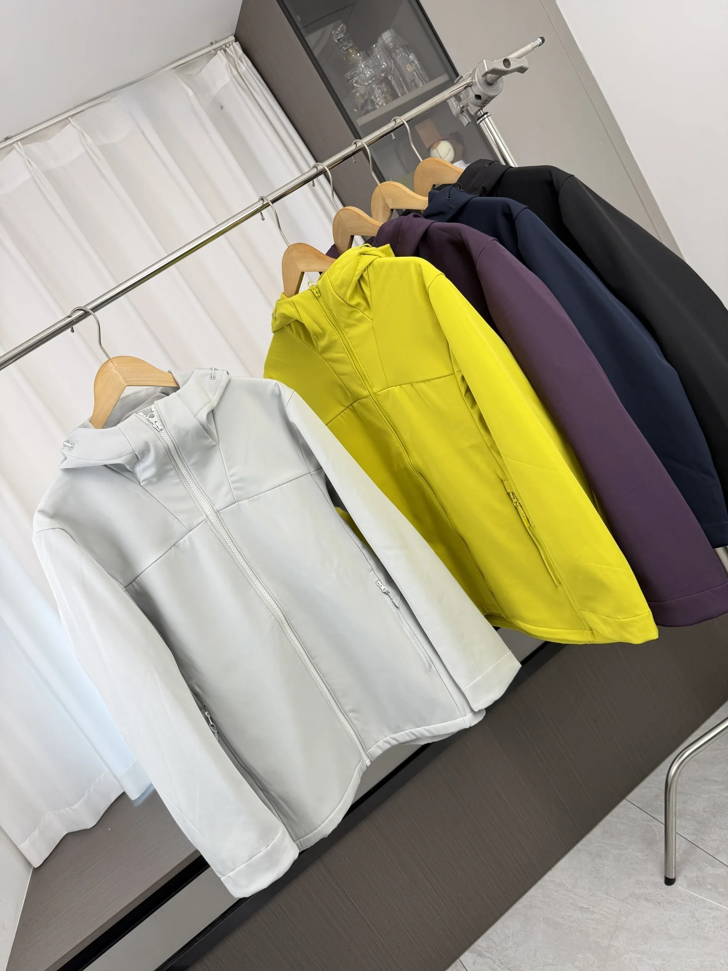 Outdoor Windproof Water-resistant Fleece Lined Men's Soft  Hooded Jacket Casual Long Sleeve Zipper Closure Coat