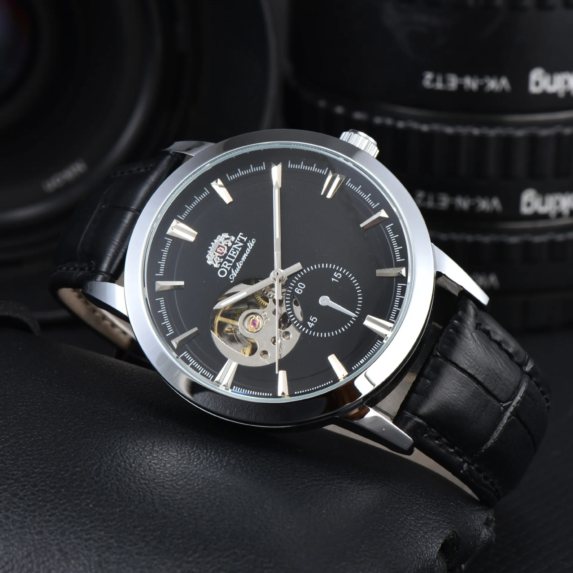 ساعة أورينت دابل ليون سبورت ميكانيكية أوتوماتيكية كاملة الوظائف وحزام جلدي مقاوم للماء بالتوقيت العالمي