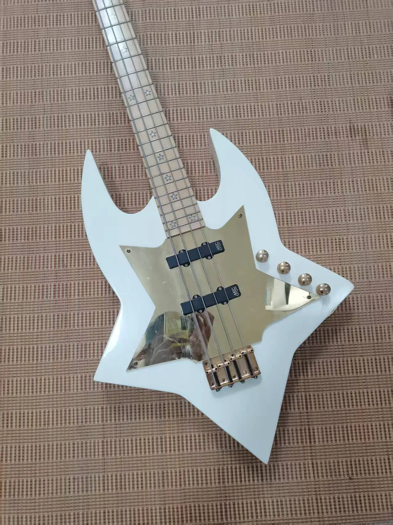 4 string electric bass, high-end active pickup, maple fingerboard, golden mirror guard, peach blossom heart xylophone body