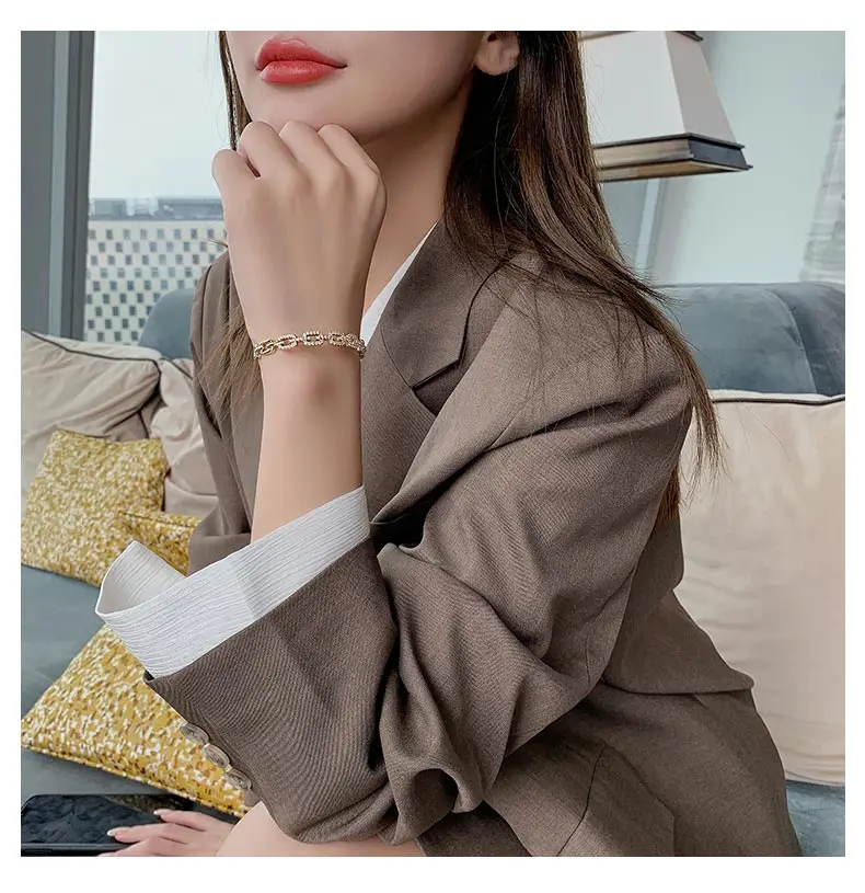 Luxuriöses, mit Mikro-Zirkonen besetztes, 18K vergoldetes Metall-Armband, elegantes Accessoire für Damen, trendiger Schmuck für Weihnachtsfeiern. – Detail 5