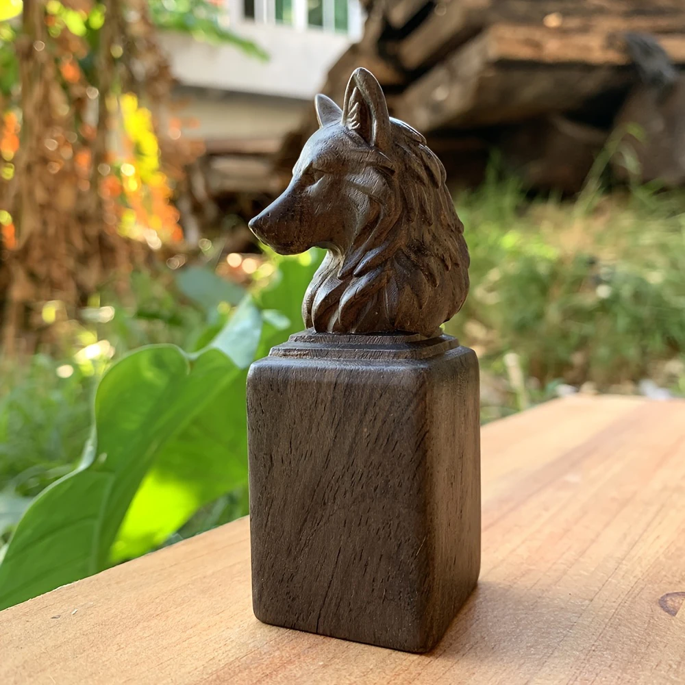 1Pc 3.8 Inch Solid Wood Hand-Carved Wolf Statue Ornament Animal Theme, Suitable for Party Decoration, Centerpiece Decoration, Christmas Decorations, Bedroom, Creative Desktop Ornament, Housewarming Gift, Halloween Decorations
