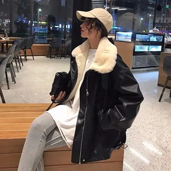 Jaqueta de couro para mulheres com veludo engrossado para outono e inverno nova pele integrada versão coreana solta casual motocicleta