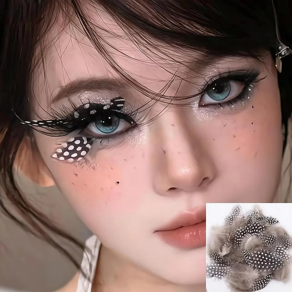Kreative, farbenfrohe, federartige falsche Wimpern. Der gepunktete Anime-Make-up-Look für Mädchen, falsche Wimpern, buschige Wimpern, Make-up-Tool