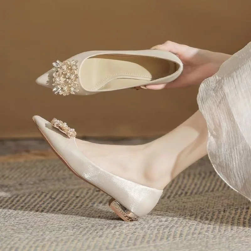 Nueva moda impresionante punta puntiaguda mucalleras de boda planas cómodo tacón bajo no cansado pie nuevo 2025 pelo satén de seda