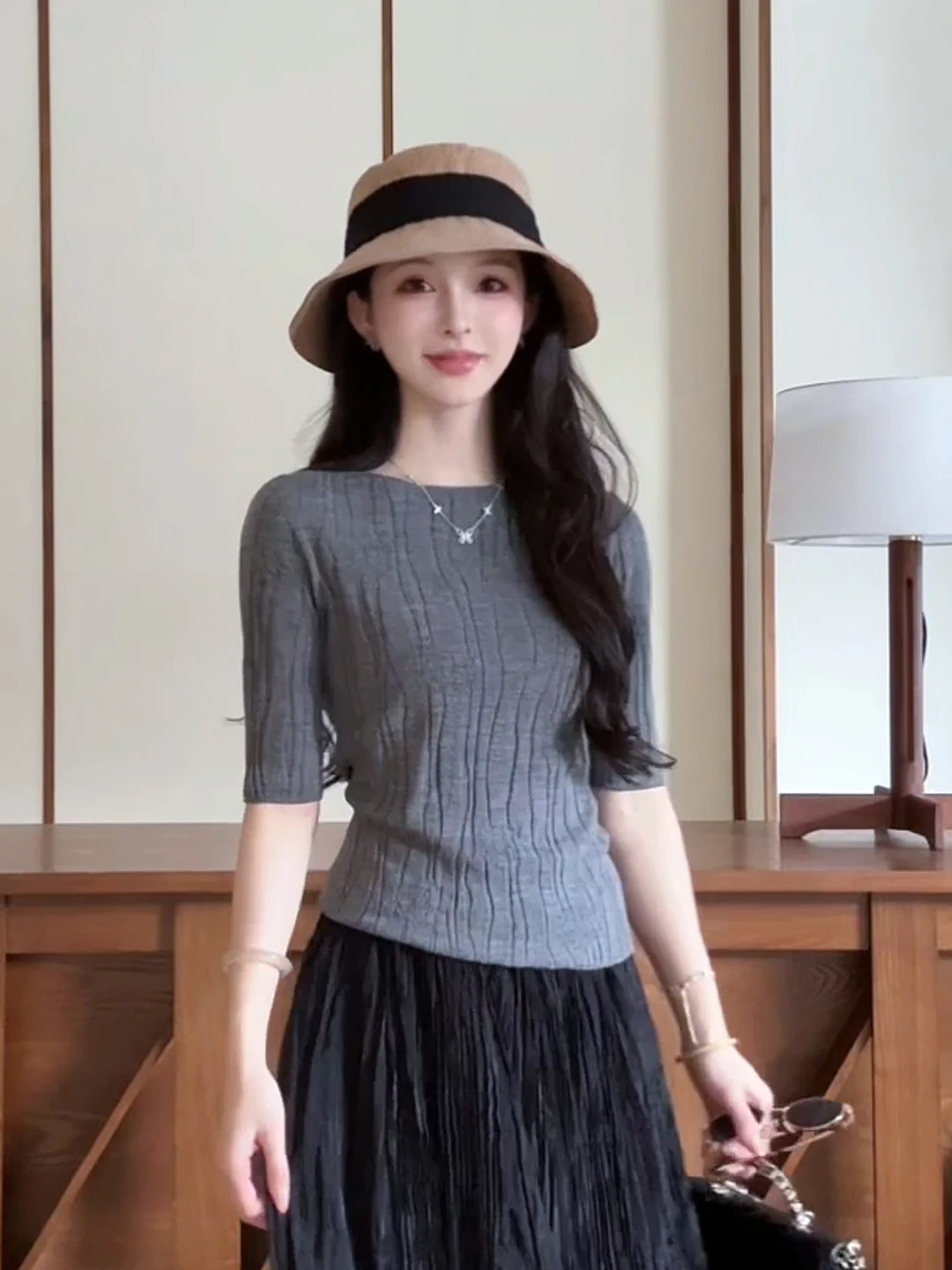 

Серый вязаный топ с текстурой, средним рукавом и одним открытым плечом, повседневный, свободного кроя, теплый, для ежедневной носки, из мягкой акрилово-шерстяной смеси, женская мода