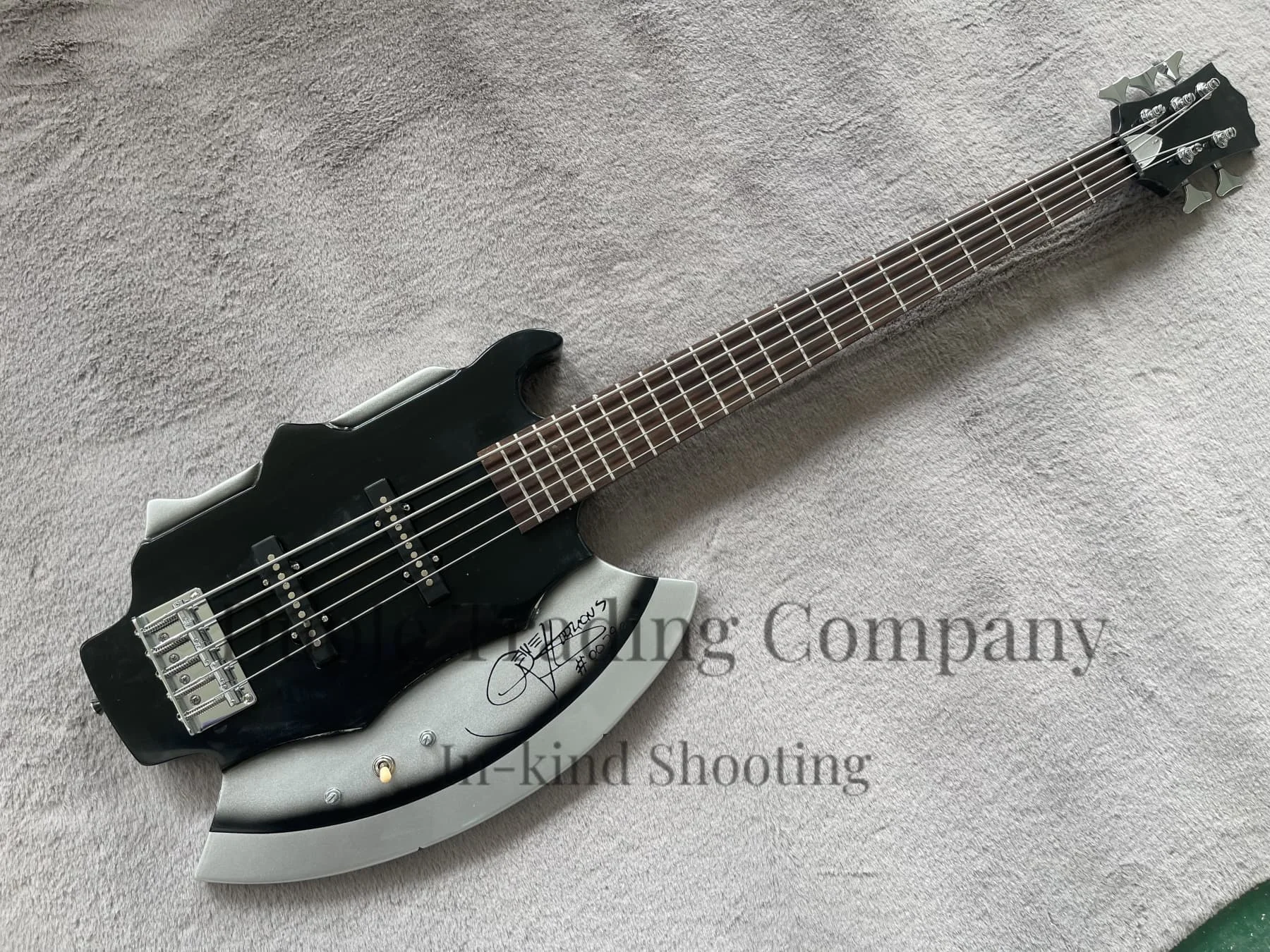 

Классический 5-струнный серебряный бас, бас с черным топором, фиксированный мост, кленовый гриф, корпус из цельного дерева, хромированная фурнитура, заводской заказ