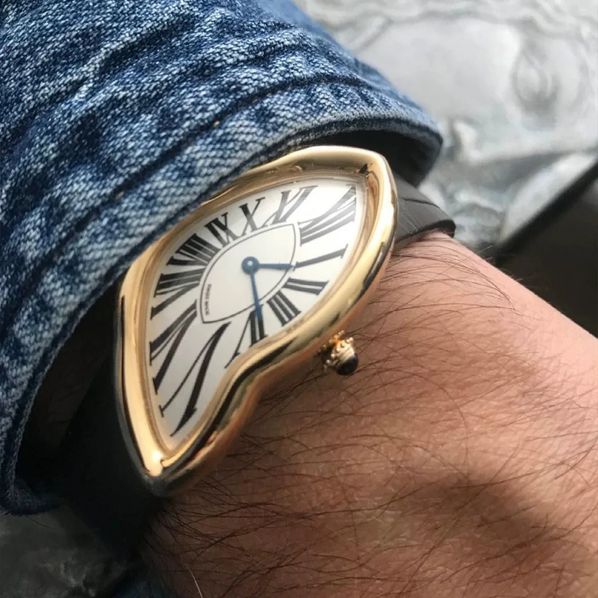 Elegant Surreal Irregular Curve Men Watch Roman Scale Dial Classic Leather Band Unique Avant-garde Design Quartz Wristwatch