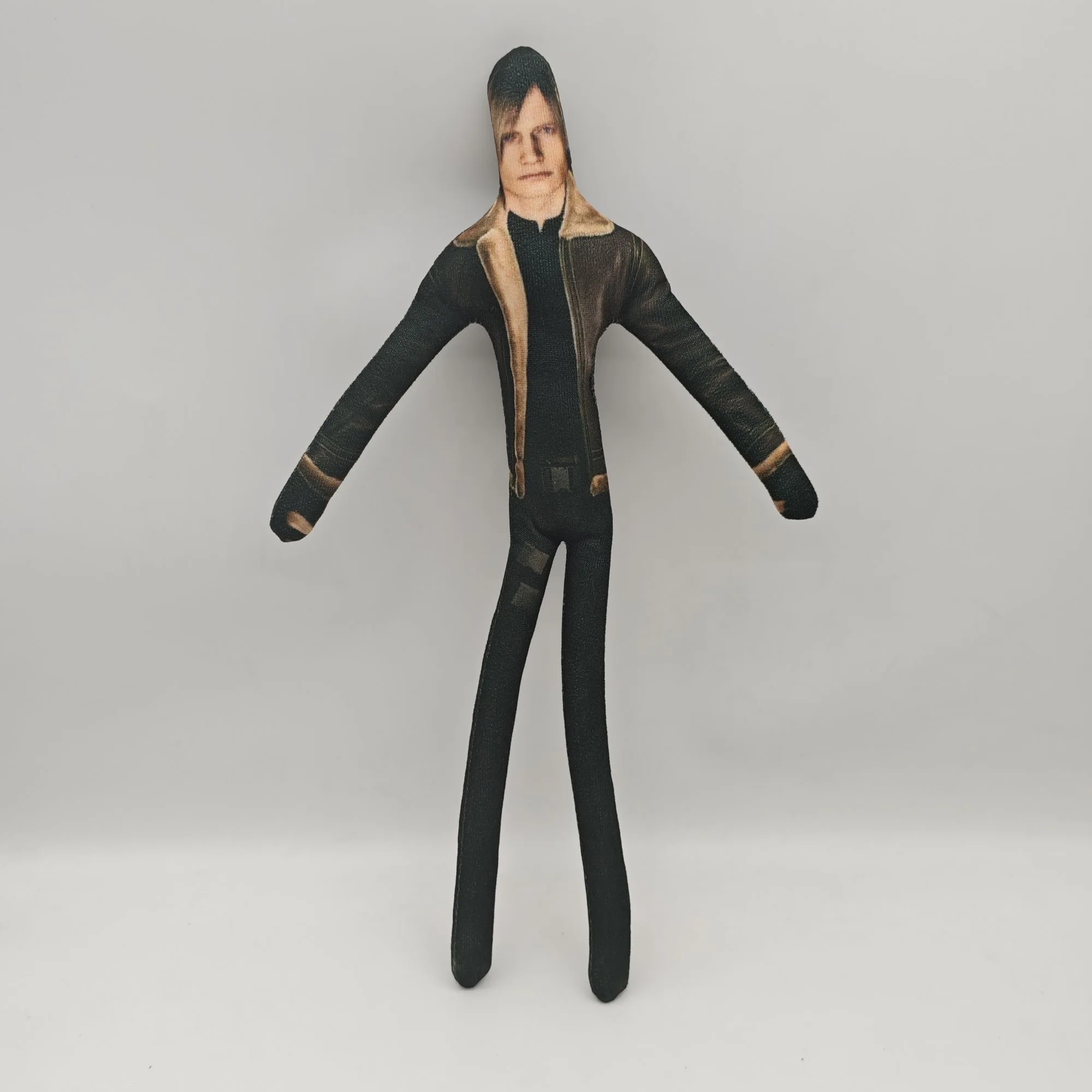 Lustige 26cm Anime Resident Evil Charaktere Leon Scott Kennedy und Ada Wong Plüschtiere mit flexiblen Gelenken – Detail 3