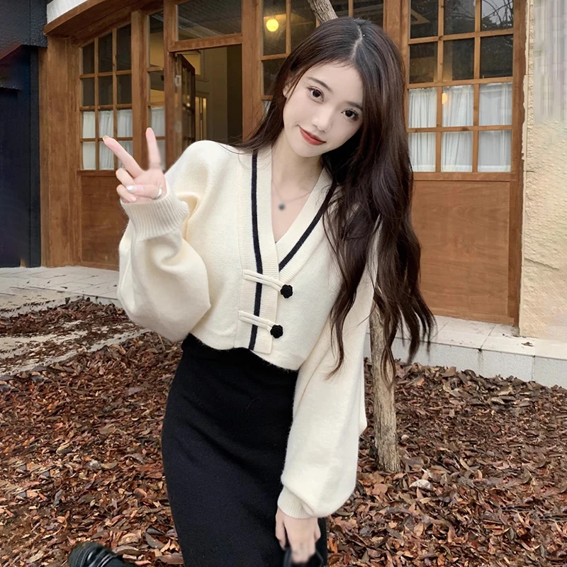 Autumn Knitted Long Sleeves Contrast Colors Women\'s Short Cardigan V-Neck Loose Fit Korean Version Sweet Gentle Style Sweater