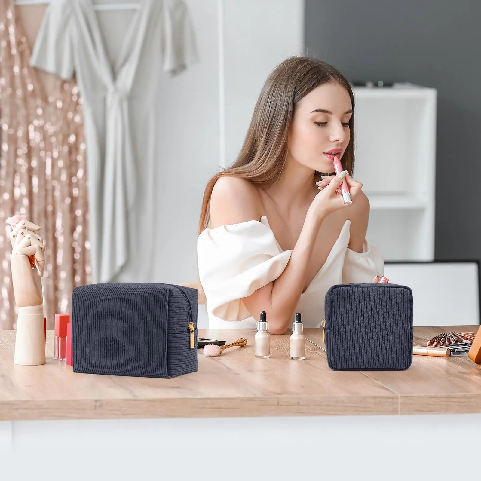 حقيبة مكياج صغيرة حقيبة مستحضرات تجميل للسفر من سروال قصير، حقيبة تنظيم مكياج مخططة لطيفة مع فتحة واسعة، حقيبة تخزين بمحفظة بسحاب