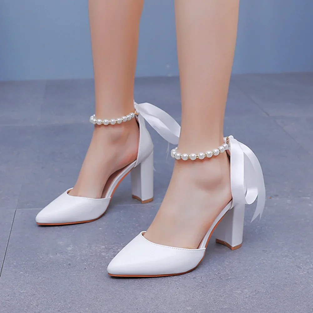 Zapatos de tacón alto gruesos con diamantes de imitación de perlas de lujo para mujer, zapatos puntiagudos huecos, fiesta de boda, nuevo