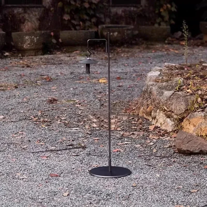 Outdoor metal floor-to-ceiling hook retro courtyard horse light stand can be split, camping incinerator light stand