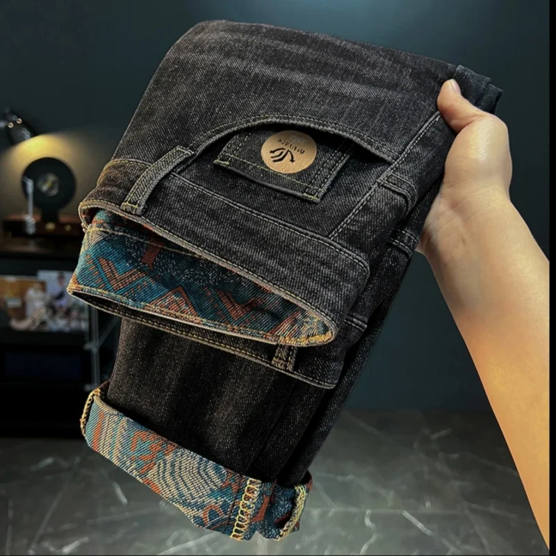 جينز بتصميم مطبوع على الطراز العرقي القديم للرجال، ملابس رجالية جديدة لخريف 2026، سراويل غير رسمية بقصة ضيقة
