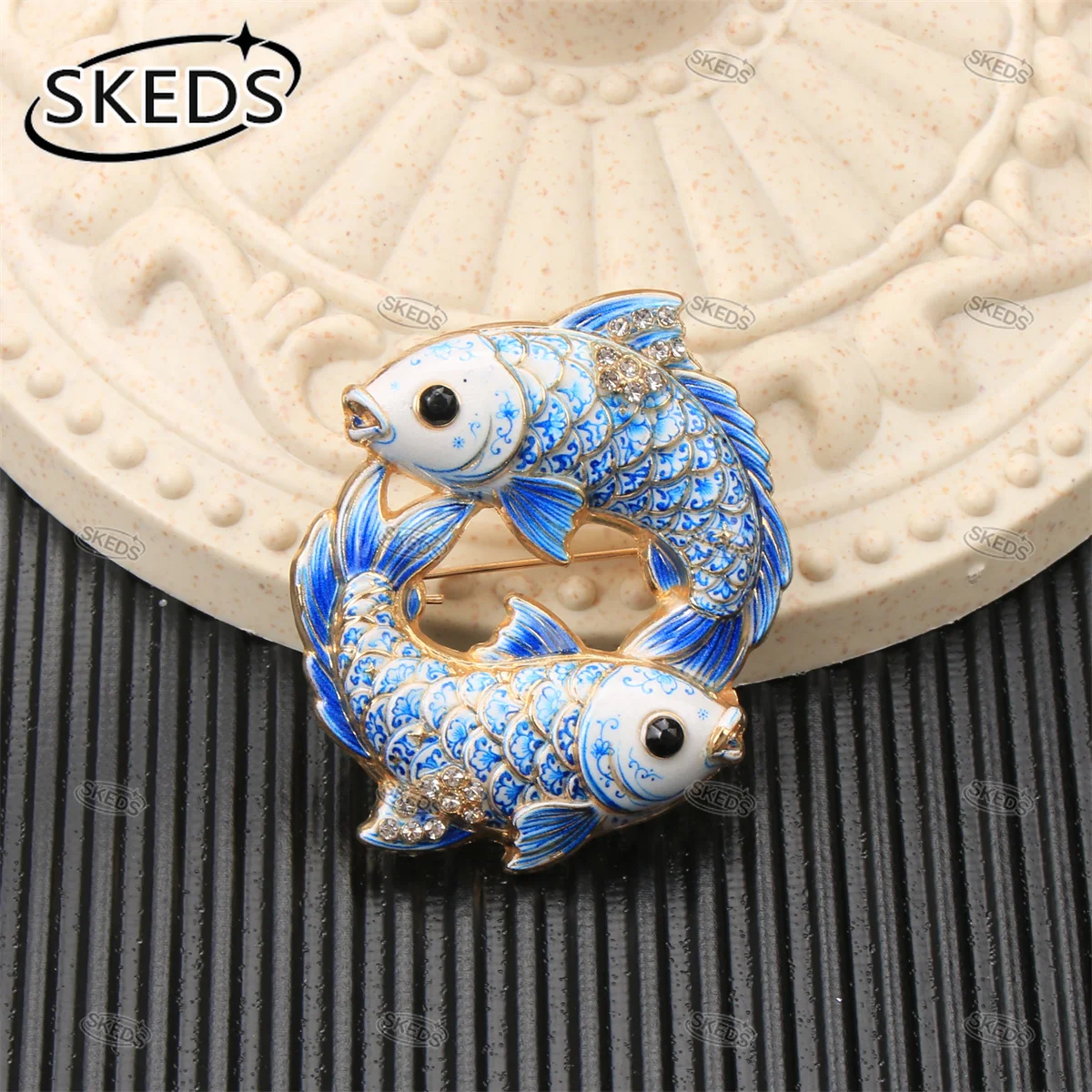 SKEDS Blau-weiße Emaille-Brosche im Porzellanstil mit Sternbild, Retro-Strass-Tierfigur-Anstecknadel, eleganter Schmuck – Detail 5