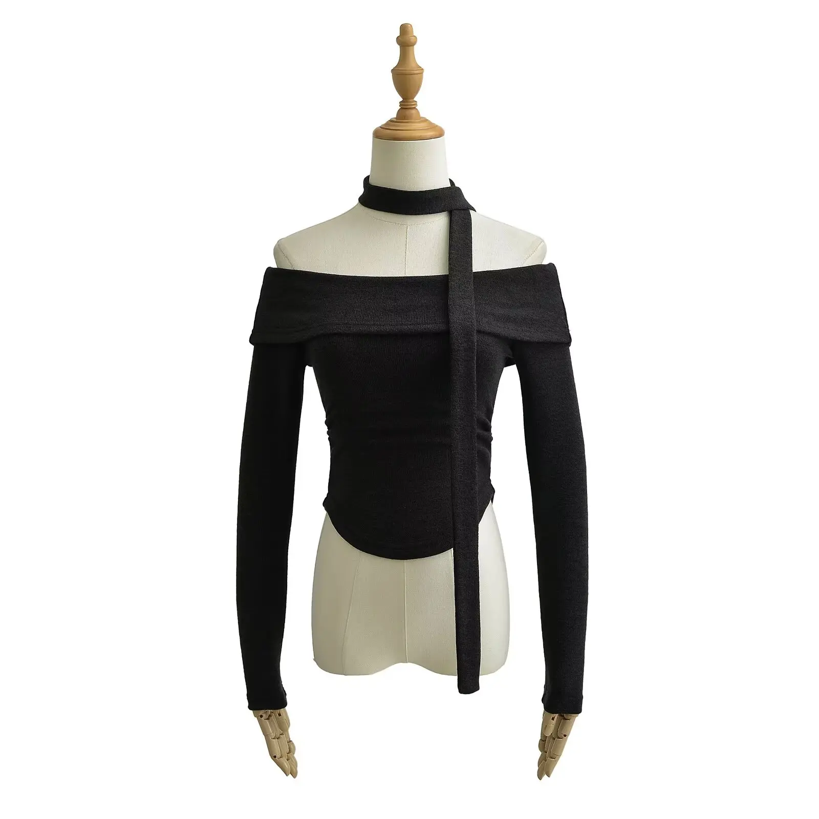 เสื้อไหมพรมแขนยาวทรงเข้ารูป ดีไซน์เปิดไหล่ข้างเดียว แต่งระบายช่วงเอว ช่วยพรางหุ่น ให้ลุคสาวฮอต