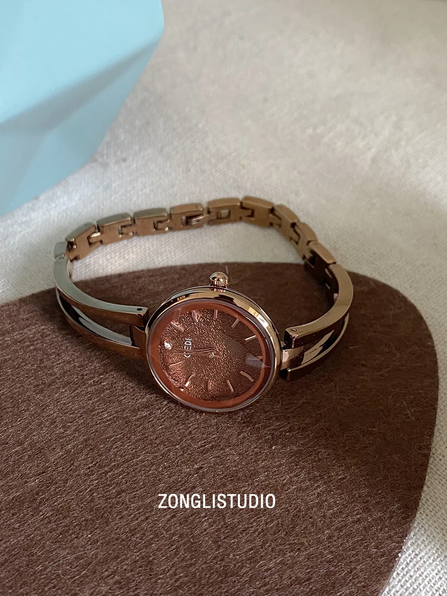 

VintageStyle Women'S Watch Exquisite Round Dial Bracelet DesignSuitable For Students And Women A Stylish Quartz Watch As A Gift.