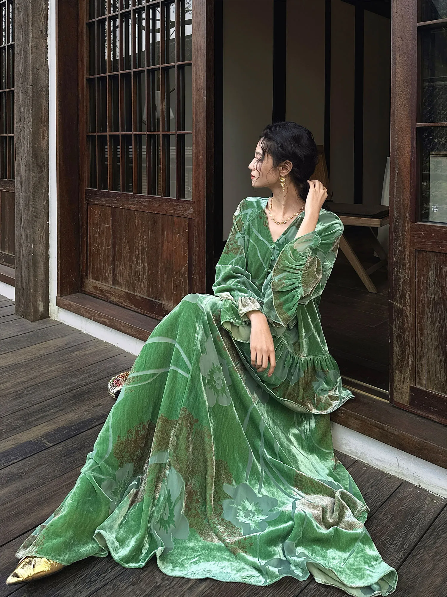 

Новое бархатное платье Sanji Black Flower в китайском стиле с вышивкой, длинная юбка, осенне-зимняя мода, праздничный наряд для Нового года, женское.