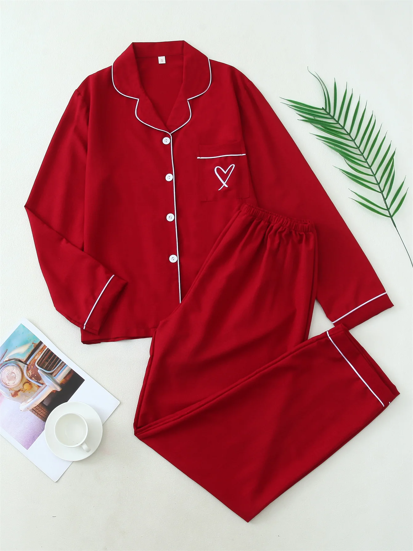 

Женский пижамный комплект из двух предметов на осень и зиму с вышивкой в виде сердца на карманах, топ с длинными рукавами и воротником на пуговицах и длинные брюки, повседневный комплект одежды для сна, подходящий для домашнего использования