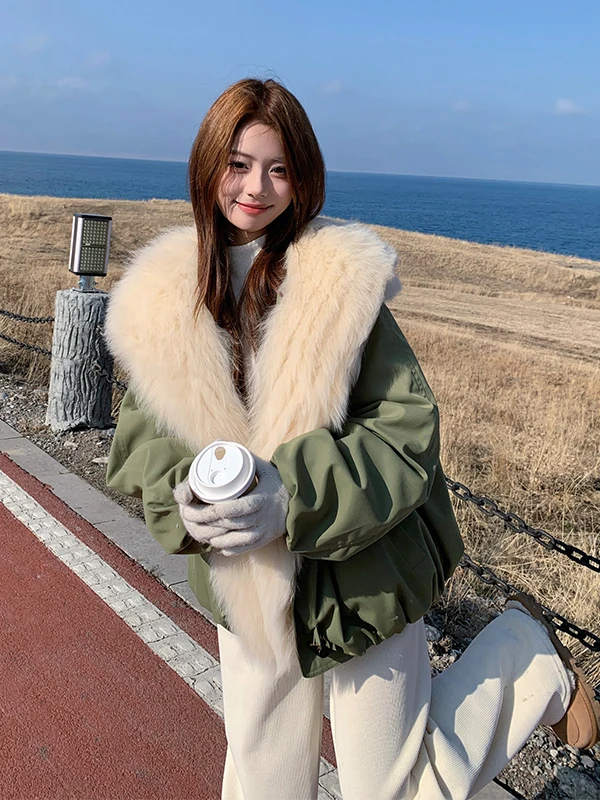 معطف شتوي نسائي من الريش الأبيض بنسبة 90٪ مع ياقة فرو دافئة وتصميم عسكري