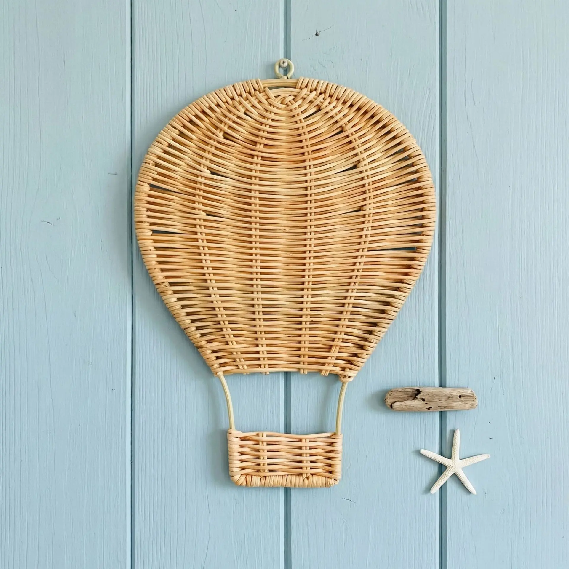 زينة جدارية يدوية الصنع على شك - مراجعة Baby Nursery Hot Air Balloon وسعره