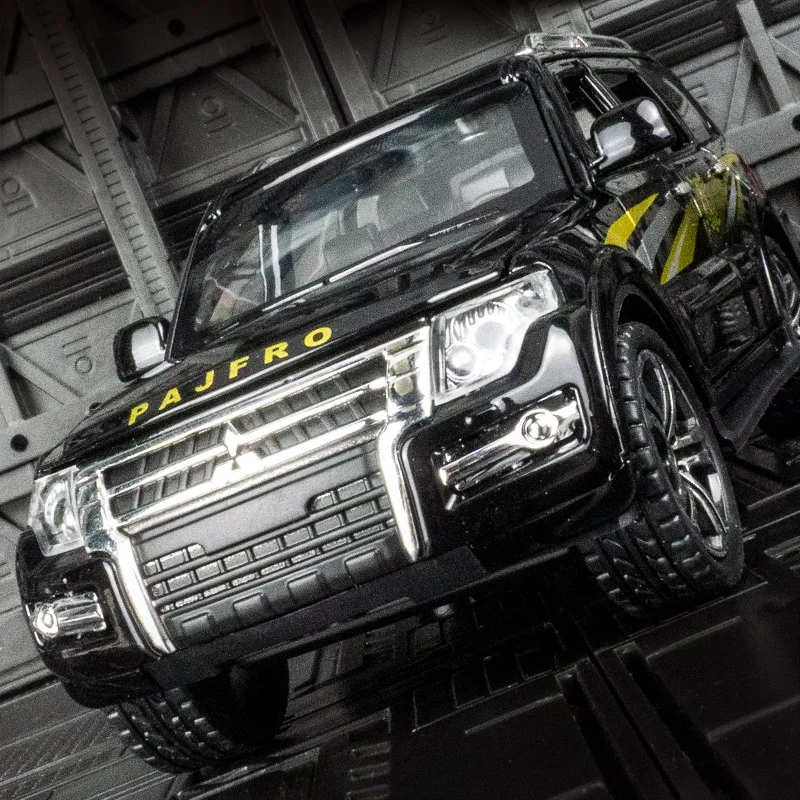 1:32 Mitsubishi Pajero Bobcat modello di veicolo fuoristrada in lega acusto-ottico tirare indietro giocattolo per ragazzo dettagli ricchi, pregevole fattura