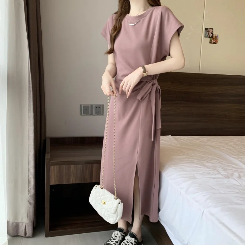 Entworfenes, tailliertes, geschlitztes Kleid, lockeres, schlankmachendes T-Shirt, langer Rock 2026