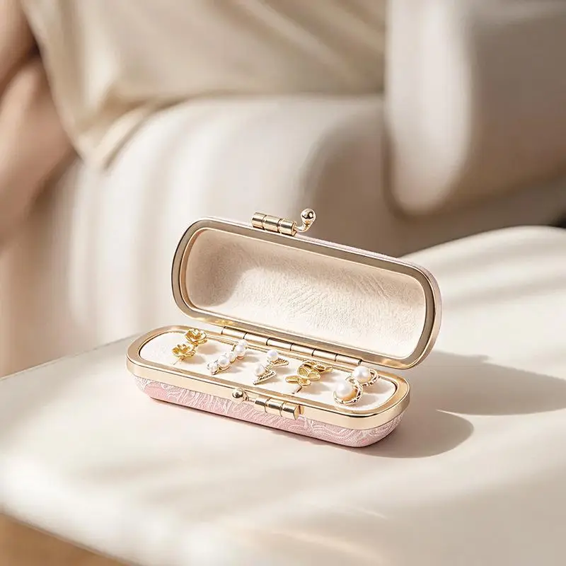 Kiss-Lock-Verschluss Mini-Ringbox mit Samtfutter, Kunstleder-Außenmaterial, Ohrring-Organizer mit goldfarbenem Metallbesatz – Detail 4
