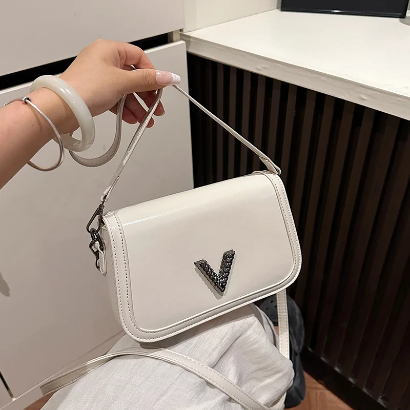 

2023 Новая женская квадратная сумка в корейском стиле, слинг через плечо большой вместимости, минималистичная сумка через плечо для повседневного использования, шикарной и просторной сумки