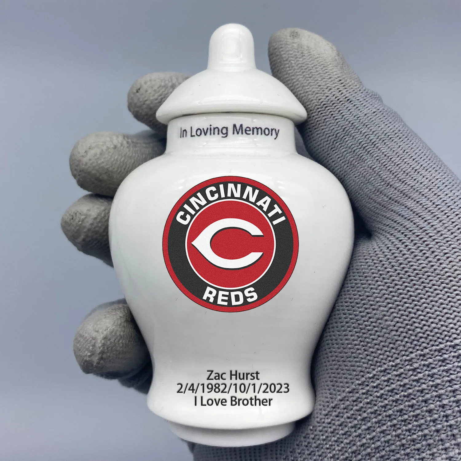 

Mini Urn for Cincinnati Reds-themed Logo Custom Urn.Send me the name/date you want to appear on the urn by Remarks Message