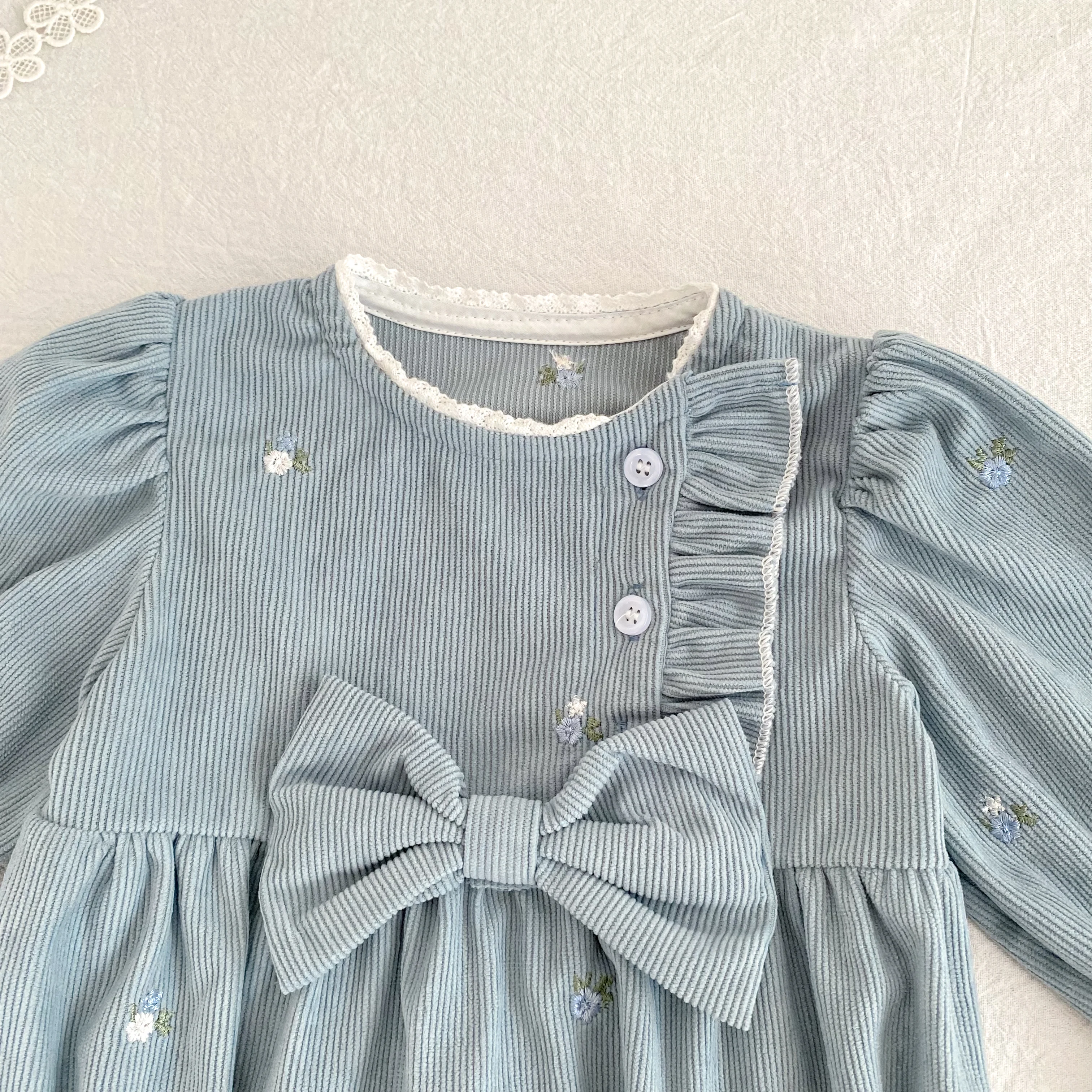 Baby-Strampler aus Cord mit langen Ärmeln, Blumenstickerei, großer Schleife und Rüschenbesatz, Neugeborenen-Bodysuit, Herbst-Babykleidung, 0-24 Monate – Detail 7