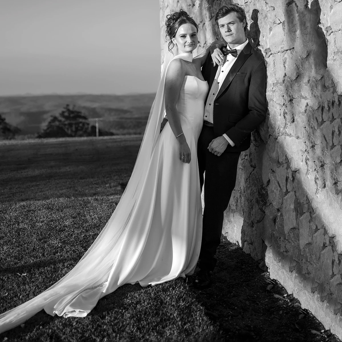 Strapless Sheath Chiffon Bridal Gowns Brush Train With Neck Scarf Sleeveless Simple Sexy Low Cut Ivory Vintage Wedding Dress