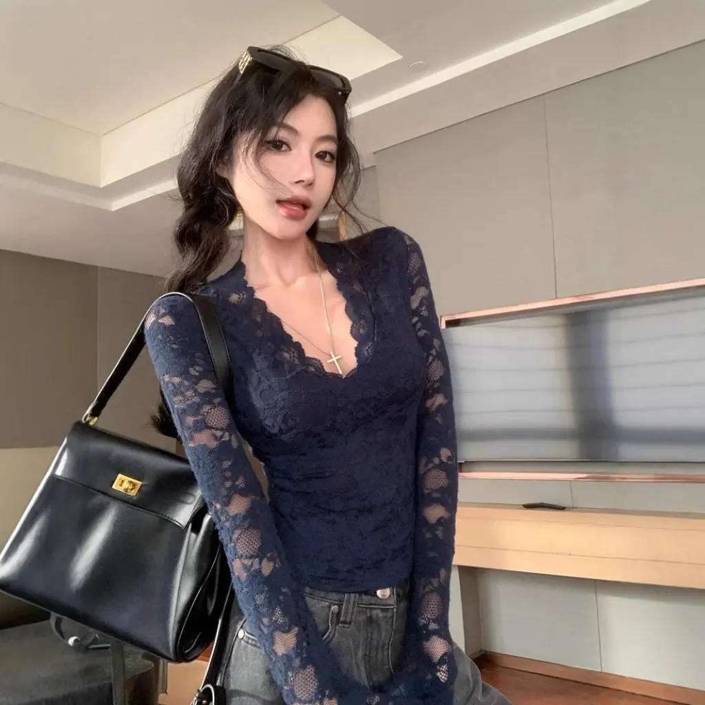 Pure stijl dames slim-fit lange mouwen fleece gevoerd kanten overhemd V-hals verdikte basislaag top voor herfst winter