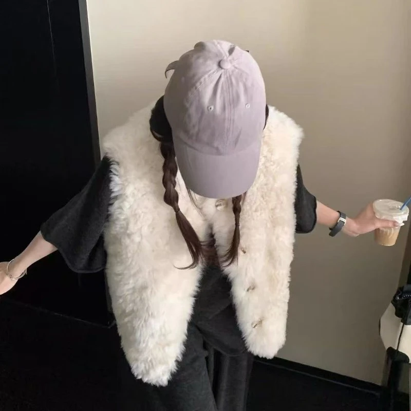 سترة كيب من الفرو الصناعي لخريف وشتاء 2025 مستوحاة من توسكان ملابس خارجية مريحة للنساء #6