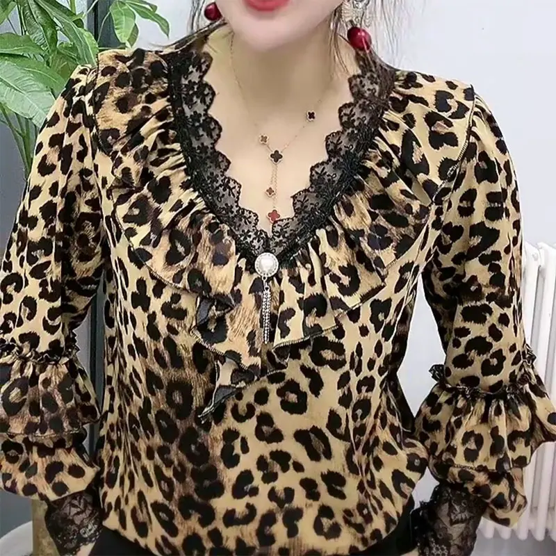 Camisa de retazos de encaje con estampado de leopardo para mujer, blusa elegante con volantes y pliegues, cuello en V, ropa de viaje, primavera y