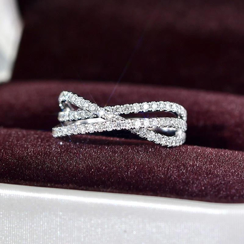 Huitan Chic Cross Ring z cyrkoniami w kolorze srebrnym Akcesoria dla kobiet na wesele, przyjęcie zaręczynowe Luksusowa biżuteria modowa
