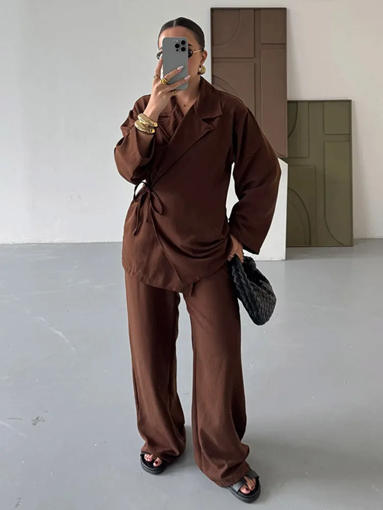 Neue Damen-Outfits: Schicke Anzüge mit Revers, seitlicher Schnürung, langen Ärmeln, Taschen und weiten Hosen – Detail 16