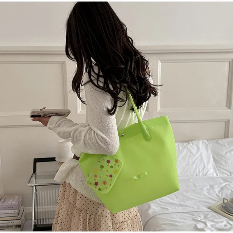 Transparente PVC-Tragetasche in Jelly-Farbe, Damen-Umhängetasche für den Arbeitsweg, wasserdichte Einkaufstasche mit großem Fassungsvermögen, transparente Handtasche mit Tragegriff oben – Detail 9