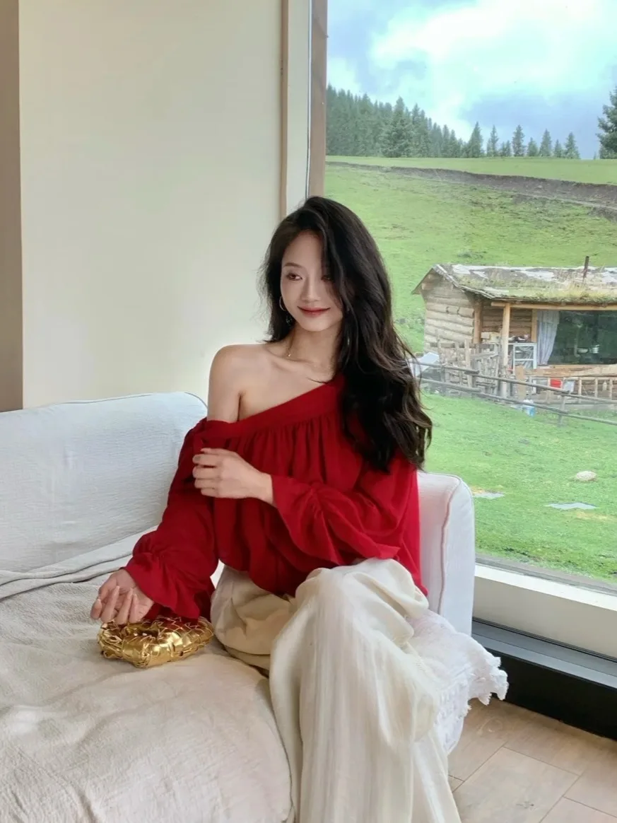 Red Unique Slant Shoulder High-End Feeling Trendy Women's Top Not Repeating Hot Girl Maturity Casual Loose Fit Breathable