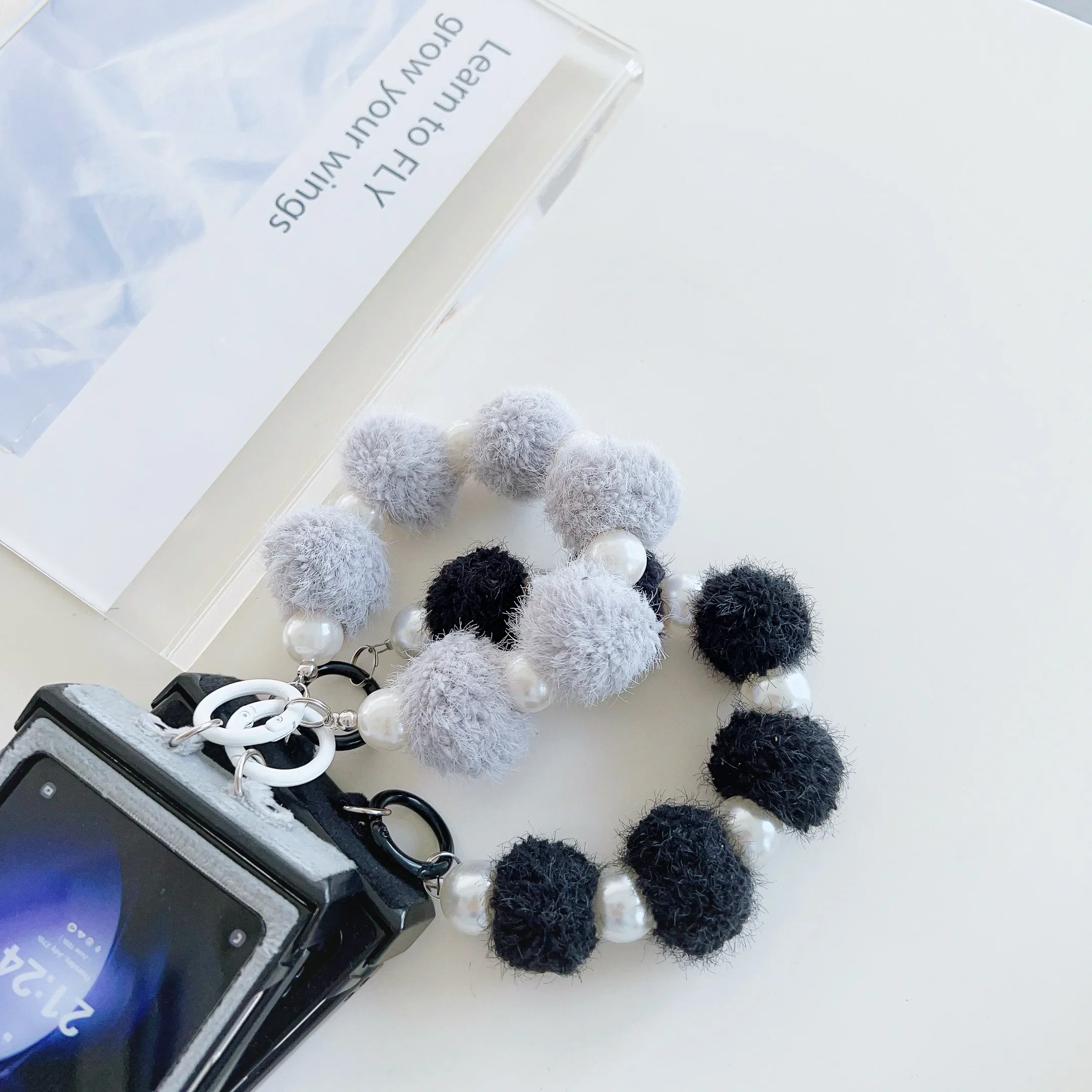 Bonito bobbles pérola couro do plutônio pulseira caso de telefone para samsung galaxy z flip 6 5 4 3 5g dobradiça proteção à prova de choque capa