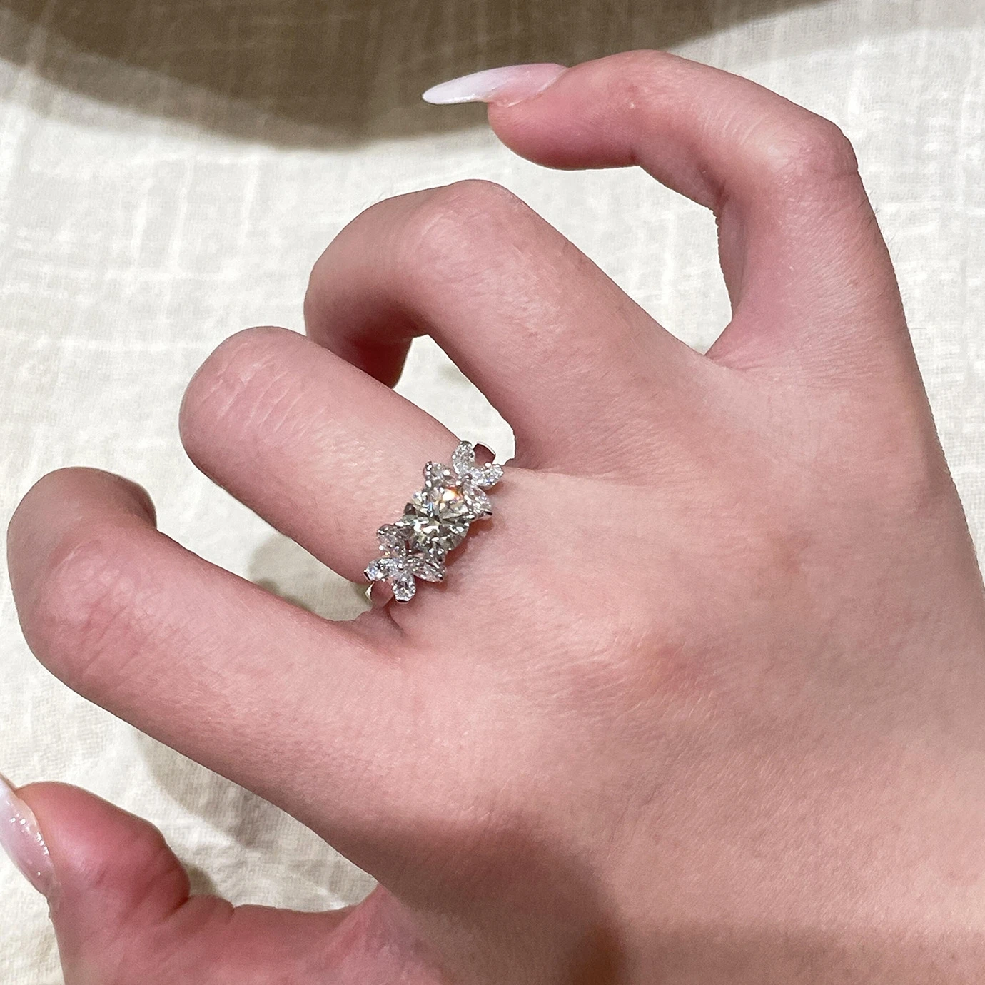 Sparkling Irregular Cluster Ring for Women Luxury Multi-stone Design Fashion Statement Finger Jewelry Gift
