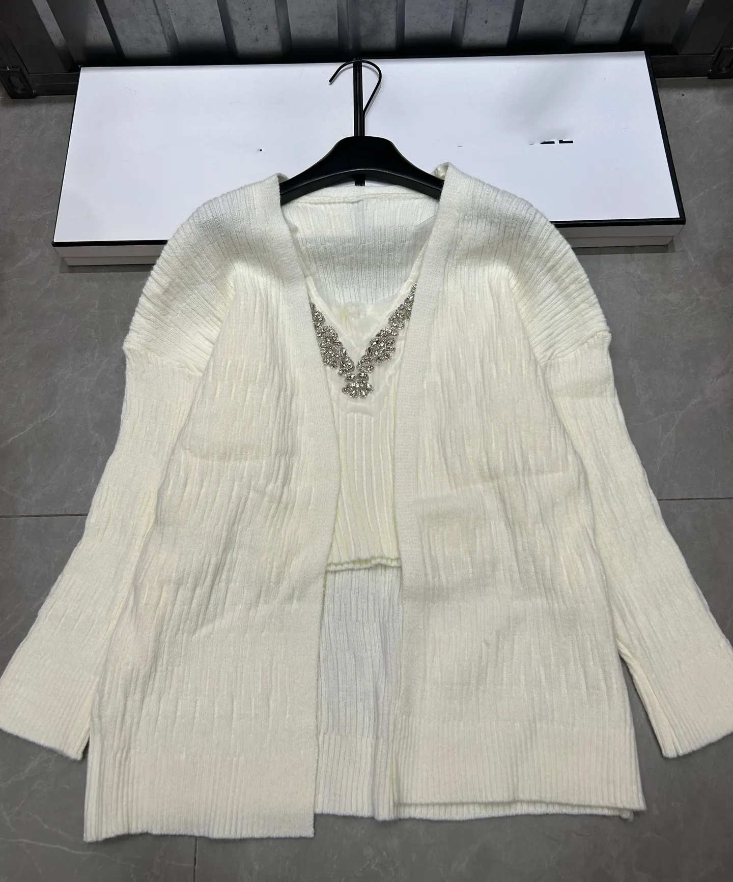 

Повседневный стиль, комплект из 2 предметов, дизайн с бисером, бретелька без рукавов и длинные рукава, вязаный кардиган, пальто для женщин, осень-зима F277