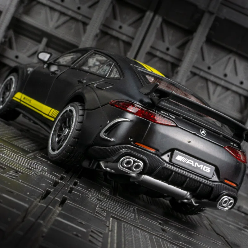 1:24 modelo de carro em liga Mercedes GT63, brinquedo regenerador infantil, portas e capô do motor, porta-malas pode ser aberto