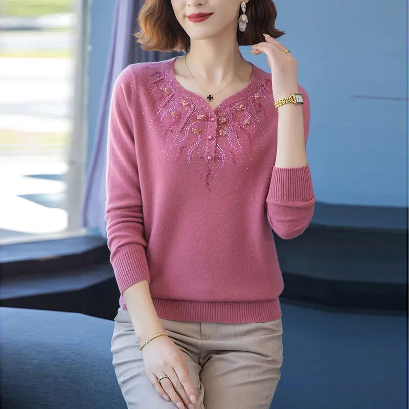 Autumn and Winter Women\'s Pullover V-Neck Rhinestone Button Embroidery Long Sleeve Sweater Knitted Underlay Fashion Casual Tops