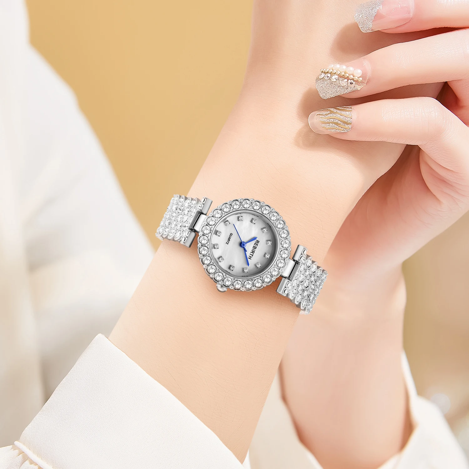 ساعة كوارتز كاجوال وبسيطة وفاخرة مرصعة بالألماس للنساء