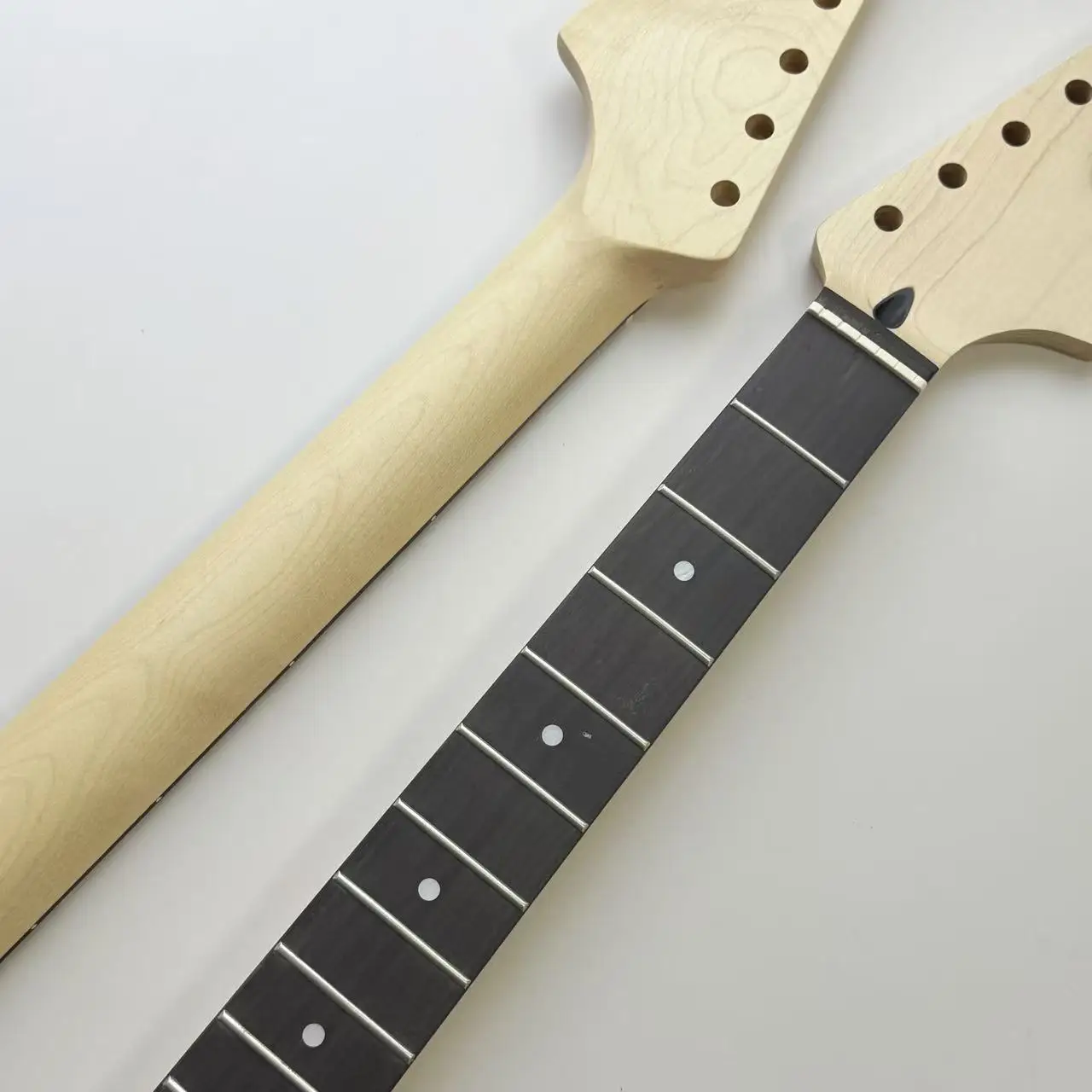 

Smooth Rosewood Fingerboard Jazz Guitar Neck, High-Quality Unfinished Maple Jazzmaster Neck for Guitar Replacement & DIY P