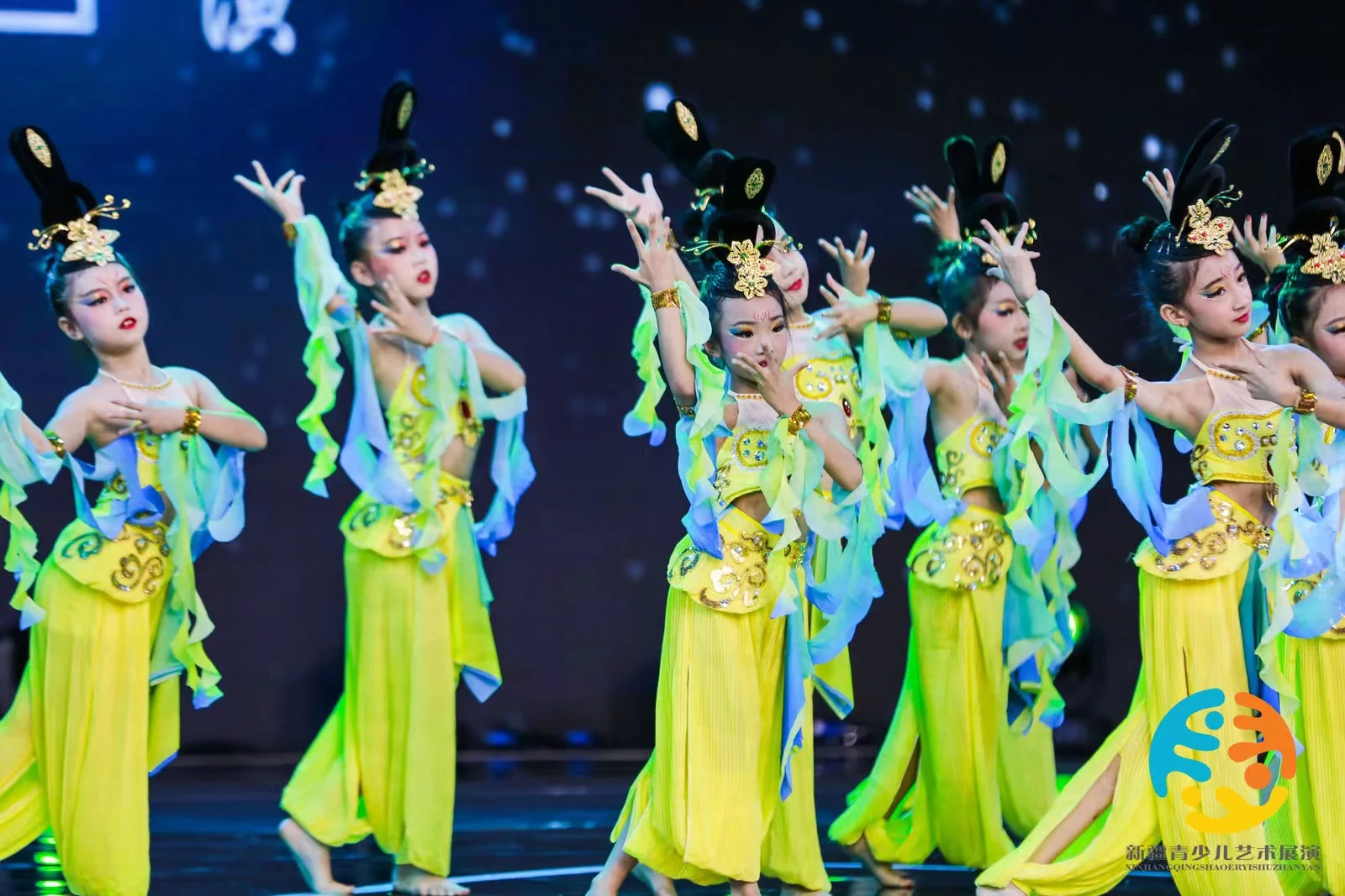 Traje infantil de desempenho de dança Dunhuang, rebote étnico