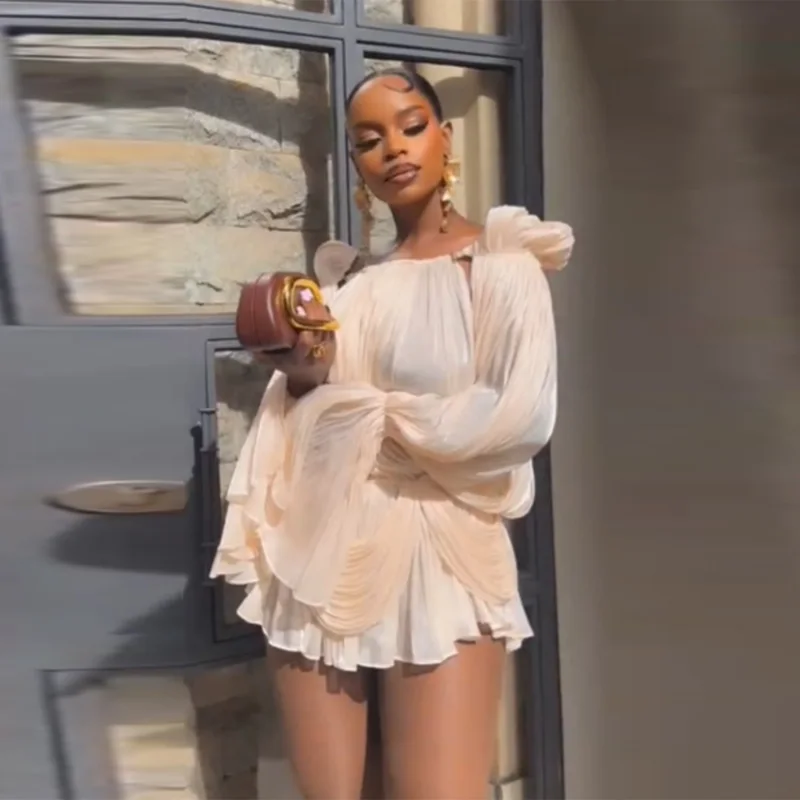 Vestido de malla beige sexy y moderno con pliegues irregulares para mujer, elegante, con cuello cuadrado, manga acampanada, plisado, ahuecado, para fiesta de verano o club.