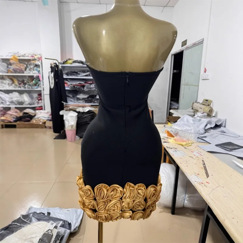 Abiti da ballo neri sexy senza spalline Abito da gala in un pezzo di moda con applicazioni dorate Orlo aderente Mini abito da sera con fasciatura per feste da club