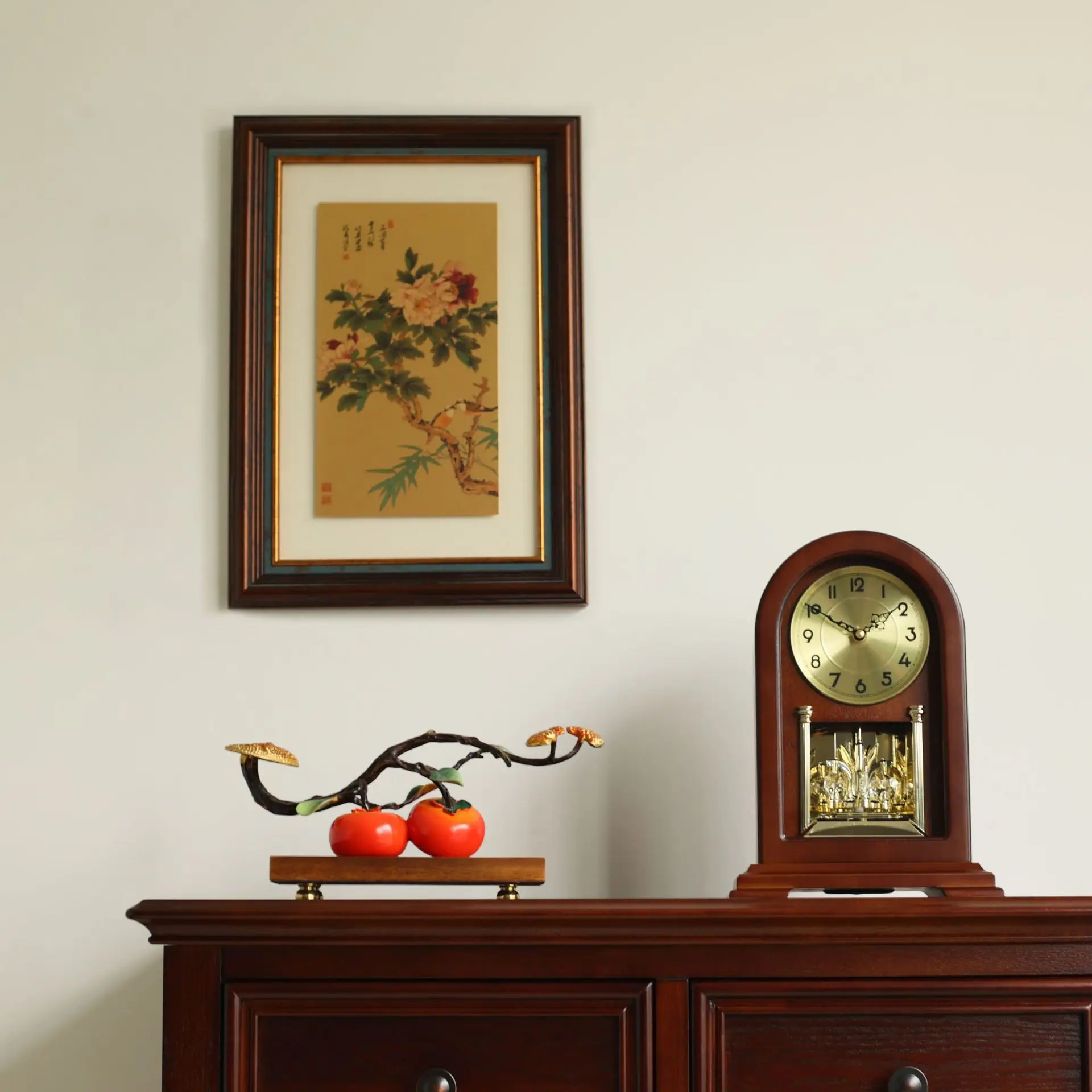 New Chinese high-end solid wood dynamic rotating pendulum seat clock European retro living room clock decorative ornament